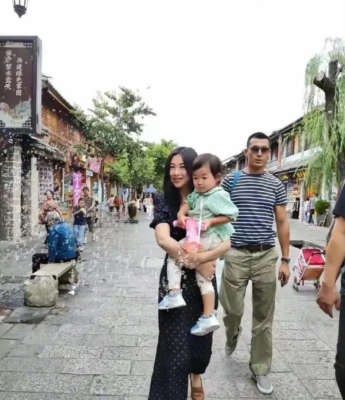总有人说朱珠嫁亏了，可人家老公哪差了？清华毕业的超级学霸，大高个还贼帅，事业上更