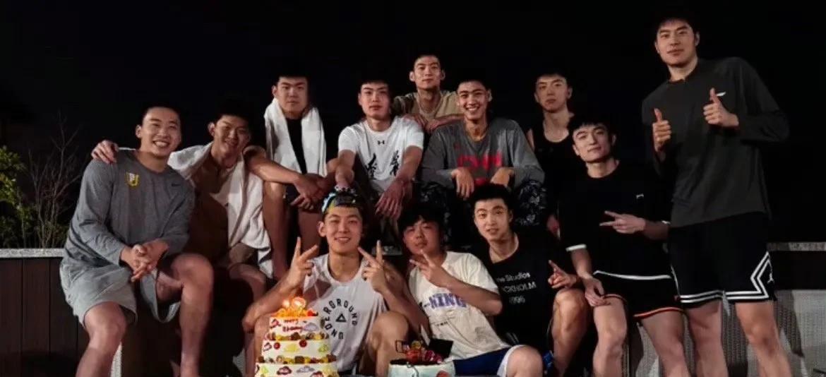 辽篮刘湘涛手里牌太硬了，U22这阵容有望拿金牌！张陈治锋过生日，王俊杰出镜，这不