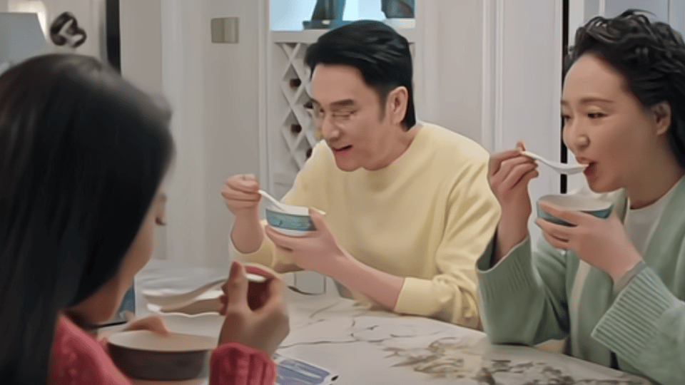 以为是林依轮还真是林依轮《骄阳似我》惊现熟悉面孔！仔细一看，这真是去年《披哥》