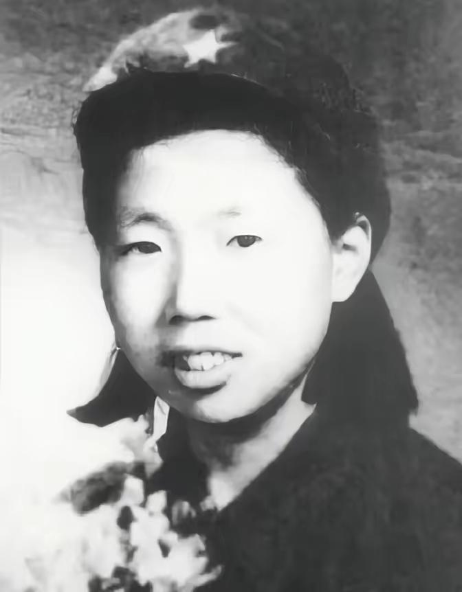 1945年，八路军卫生员张明被俘，日军把她吊在房梁上毒打，半夜，一个老乡走了进来