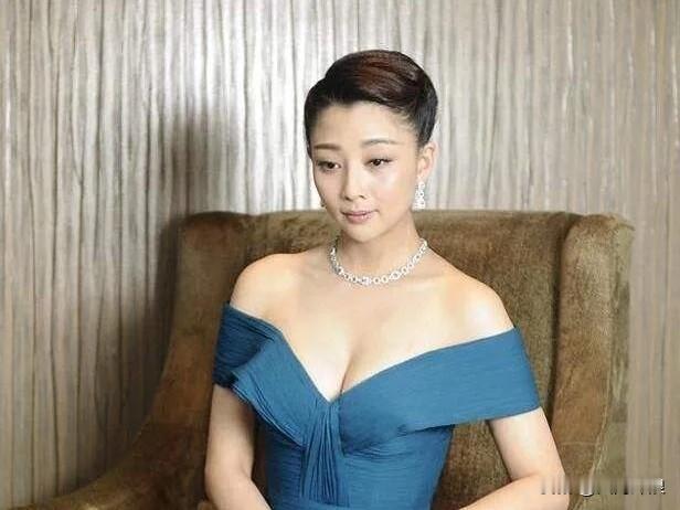 演员殷桃导演送给她8个字那8个字风情万种演啥像啥