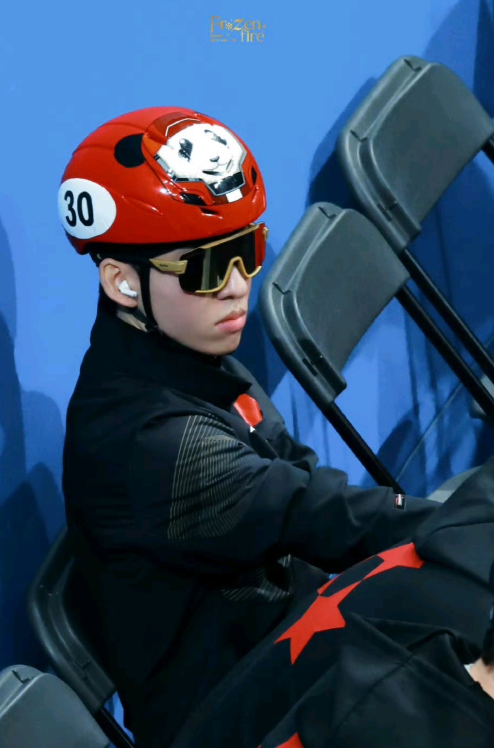 黄大宪紧盯林孝埈引热议，赛场目光交锋引全网关注黄大宪一直盯着看林孝埈赛场之上，