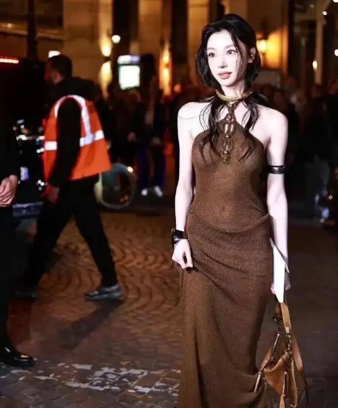 别再叫她“网红”了。你看她今年干了三件事。第一件，坐上《你好星期六》的嘉宾