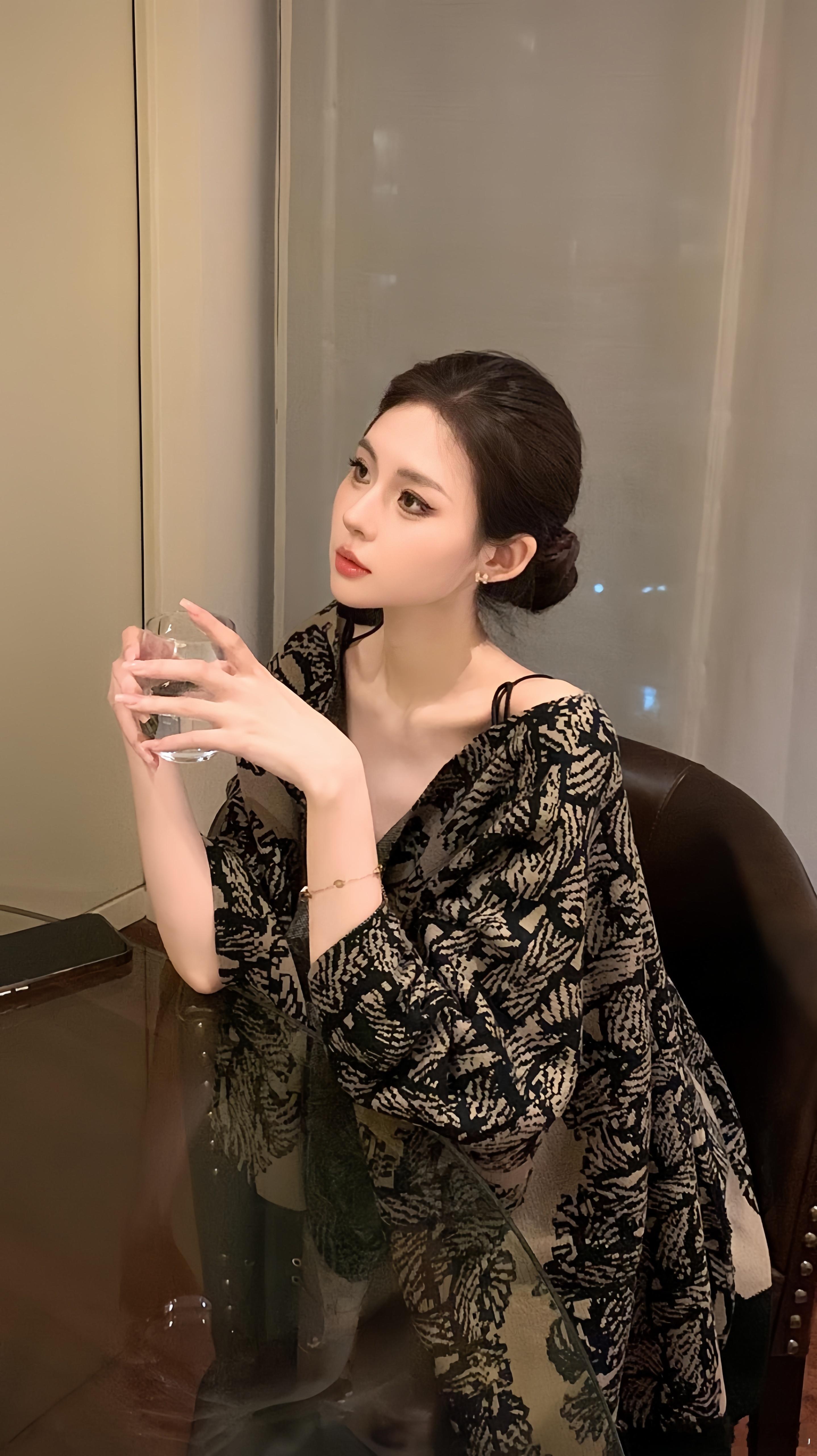 为了见你，打扮了一个下午。​​​
