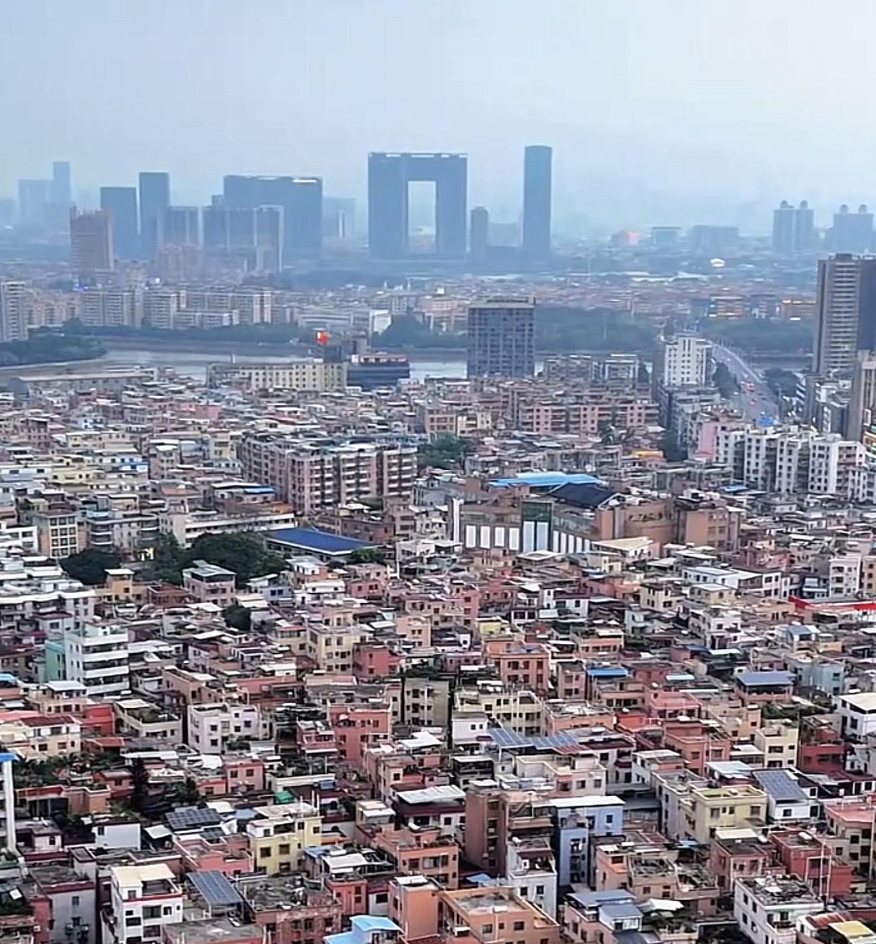 广州番禺，以前万人空巷的北大街，现在已经十铺九空，西街夜市也不见了踪影，南村万博