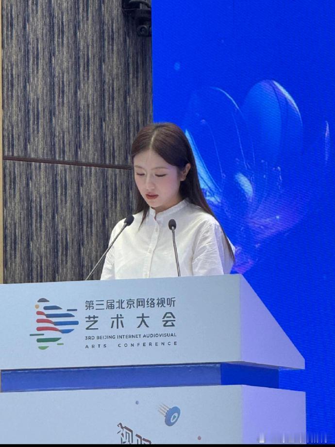 广电镜头下的李兰迪广电拍的李兰迪广电镜头下，她的一颦一笑都自带柔光滤镜，美得太绝