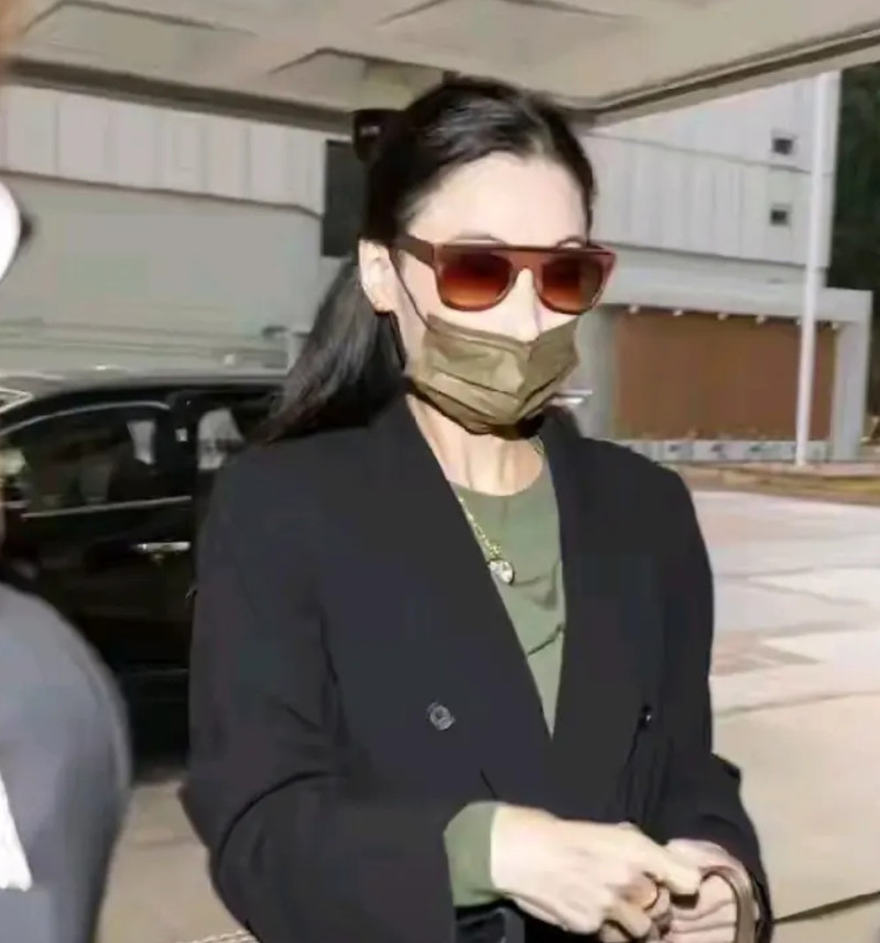 张柏芝又一次跟经纪人闹翻余毓兴这已经是第三个了第一个闹翻的经纪人是朱永棠