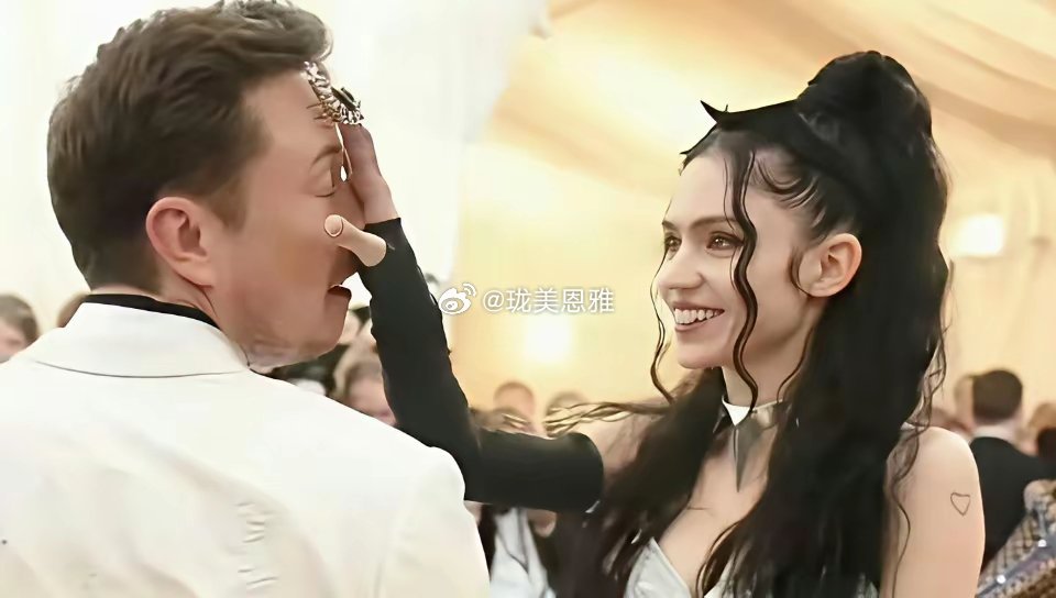 马斯克小儿子的妈原来长这样，怪不得马斯克把小儿子宠到了天上
