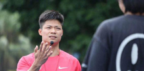 学生A：今天苏老师的体育课太燃了，他直接喊话问我们谁能9秒83跑完百米，我听完腿