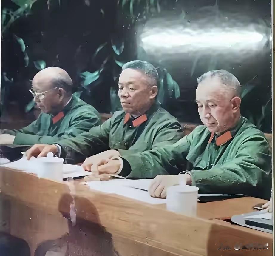 三位开国元勋在1977年在北京召开的一次军事会议上，三位老将军，开国元勋留下