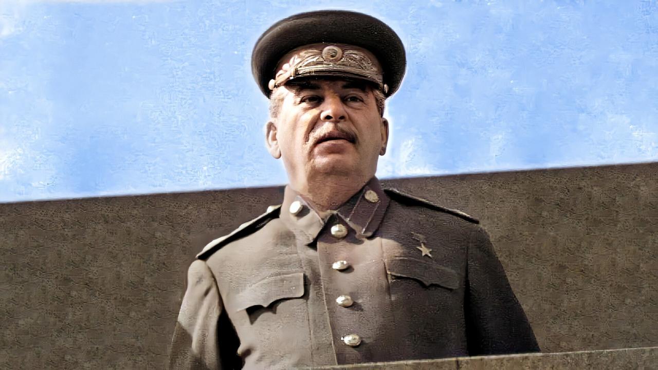 1943年，赫鲁晓夫儿子被判枪决，他为救儿子竟两次向斯大林下跪，尊严尽失。但最终