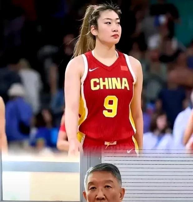 李梦这事儿真是让人摸不着头脑。亚洲杯把人家除名，集训又拉进来，这不是闹着玩嘛。主