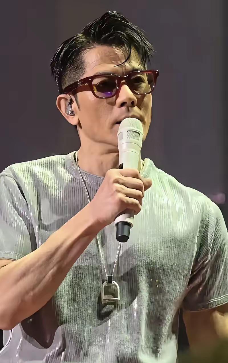 60岁的郭富城，在广州演唱会对着满场观众说了一句全场安静的话：我完全无法接受自己