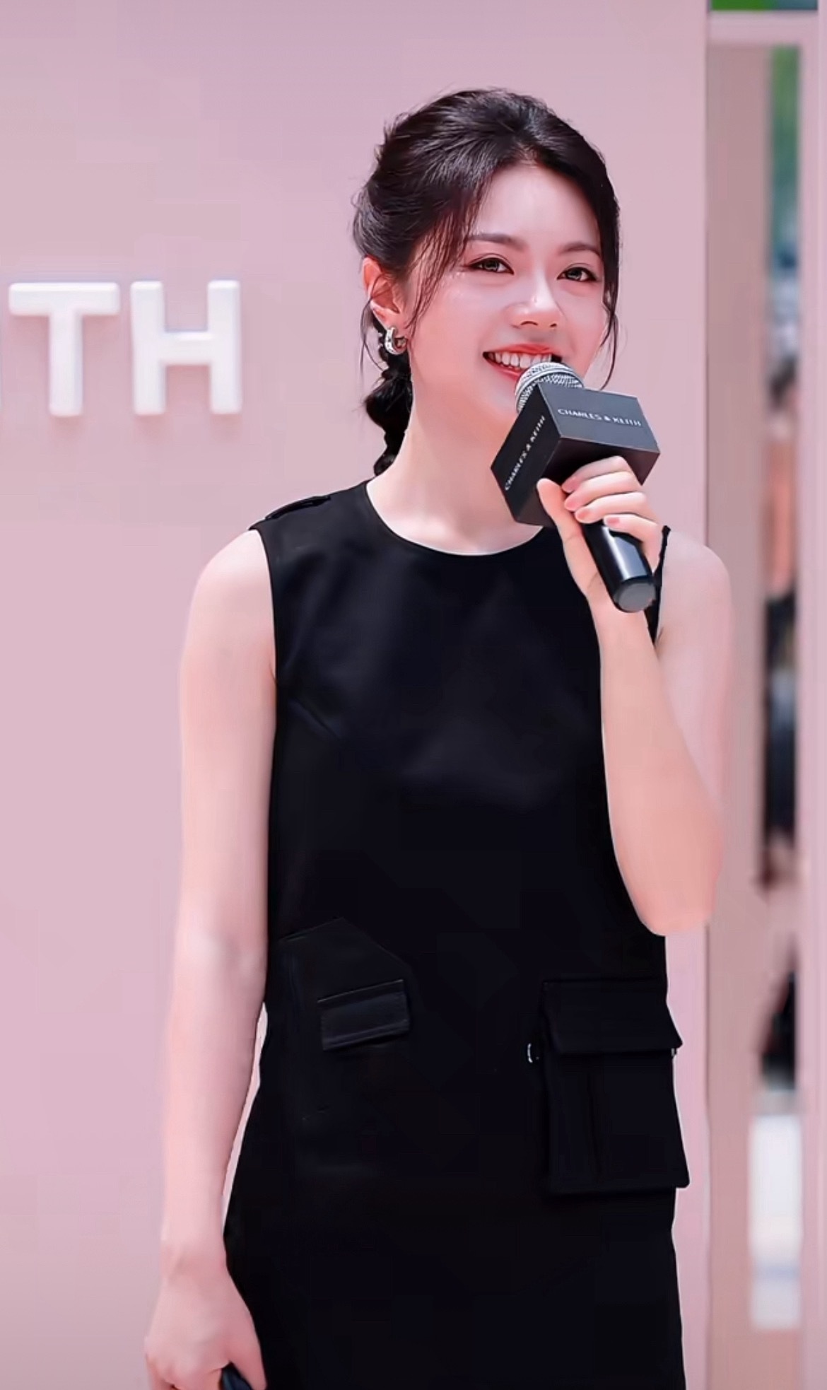 赵今麦成都线下活动人气“吾家有女初长成”财阀家的千金来啦是谁爱的小辫子！！！赵