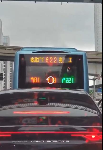 这就是中国和世界的真实差距。一个公交车后屏显示红绿灯信息的视频让外国人见识到了