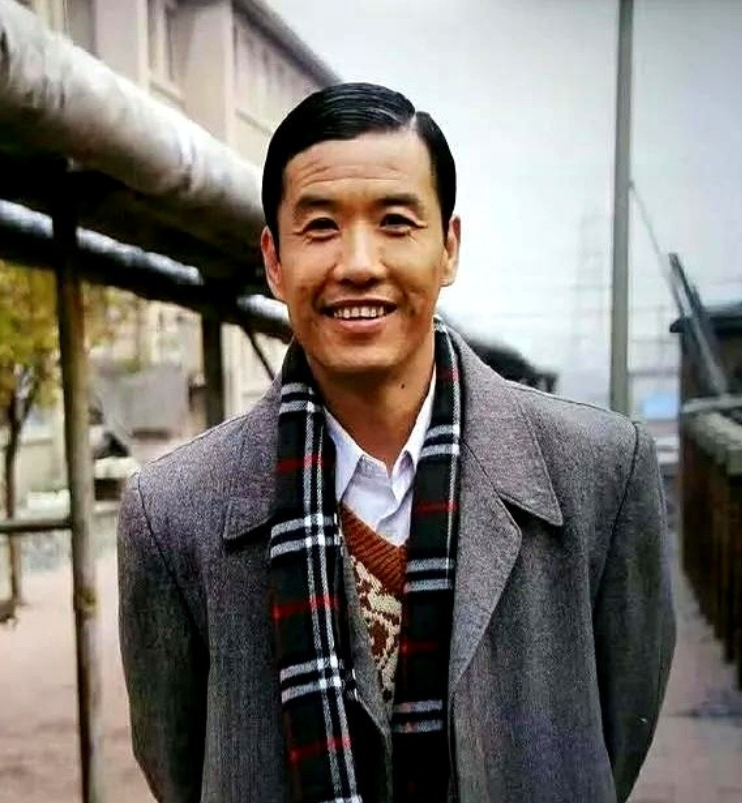 一句话就能毁掉千万收入,关小平干了啥?2007年,《乡爱2》开机前三天,赵本