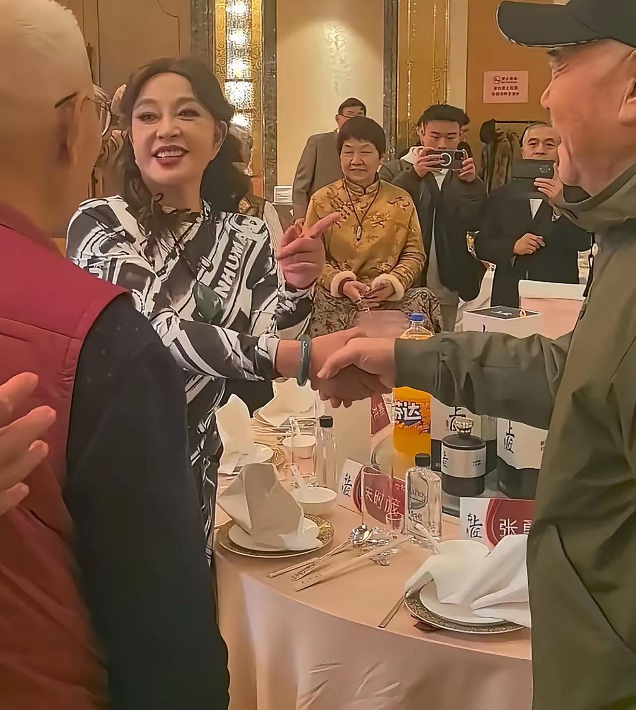 75岁刘晓庆炸屏了！半个娱乐圈都来捧场的排面！12月28日，刘晓庆从影50周