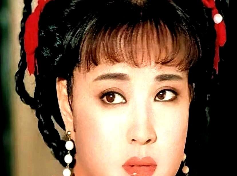 75岁的刘晓庆，最近在横店，每天只睡4小时。横店大冬天，她穿着单薄戏服拍夏天