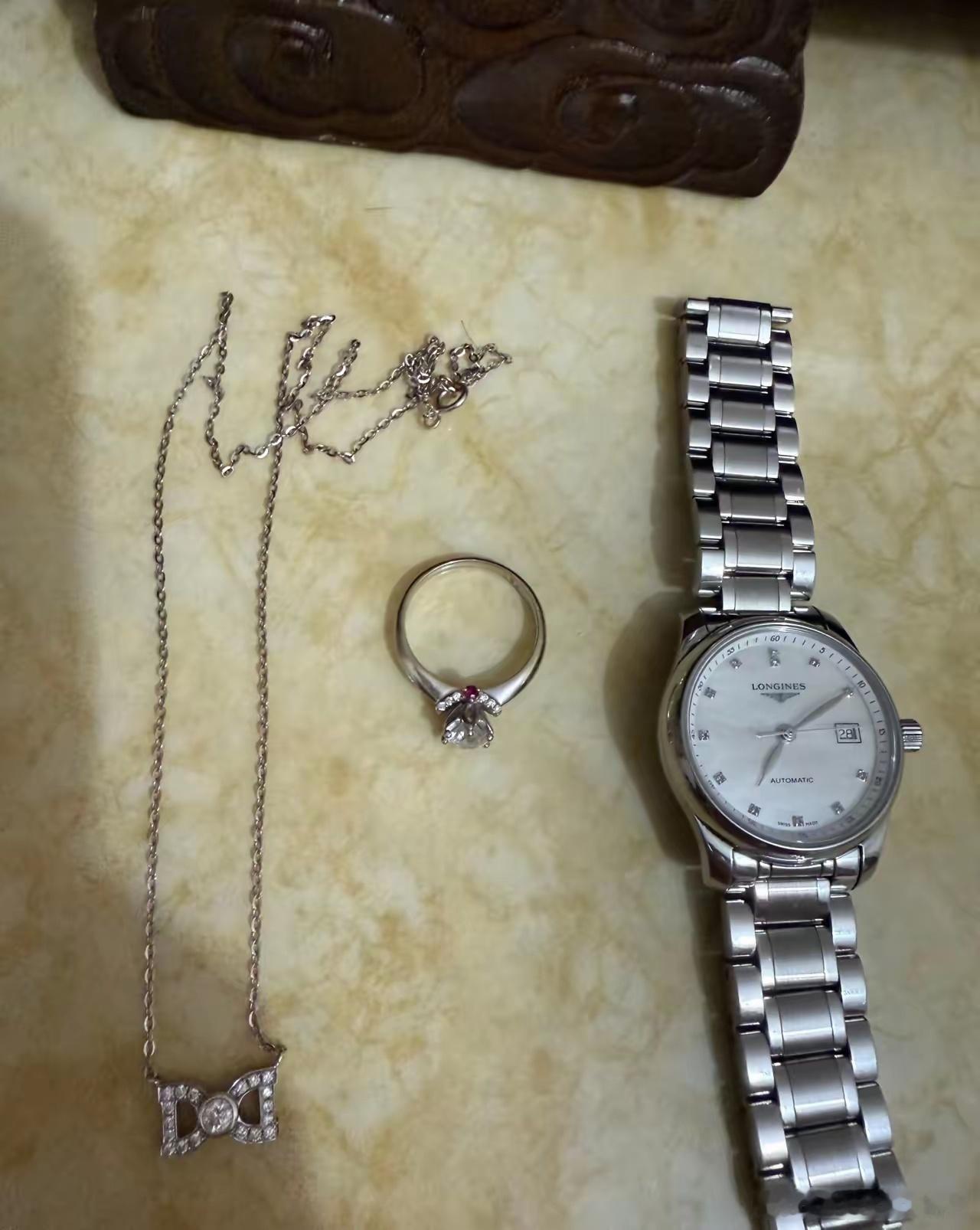 买的时候挺值钱，现在却不值钱了。手表买时20800，钻戒38000，项链7000