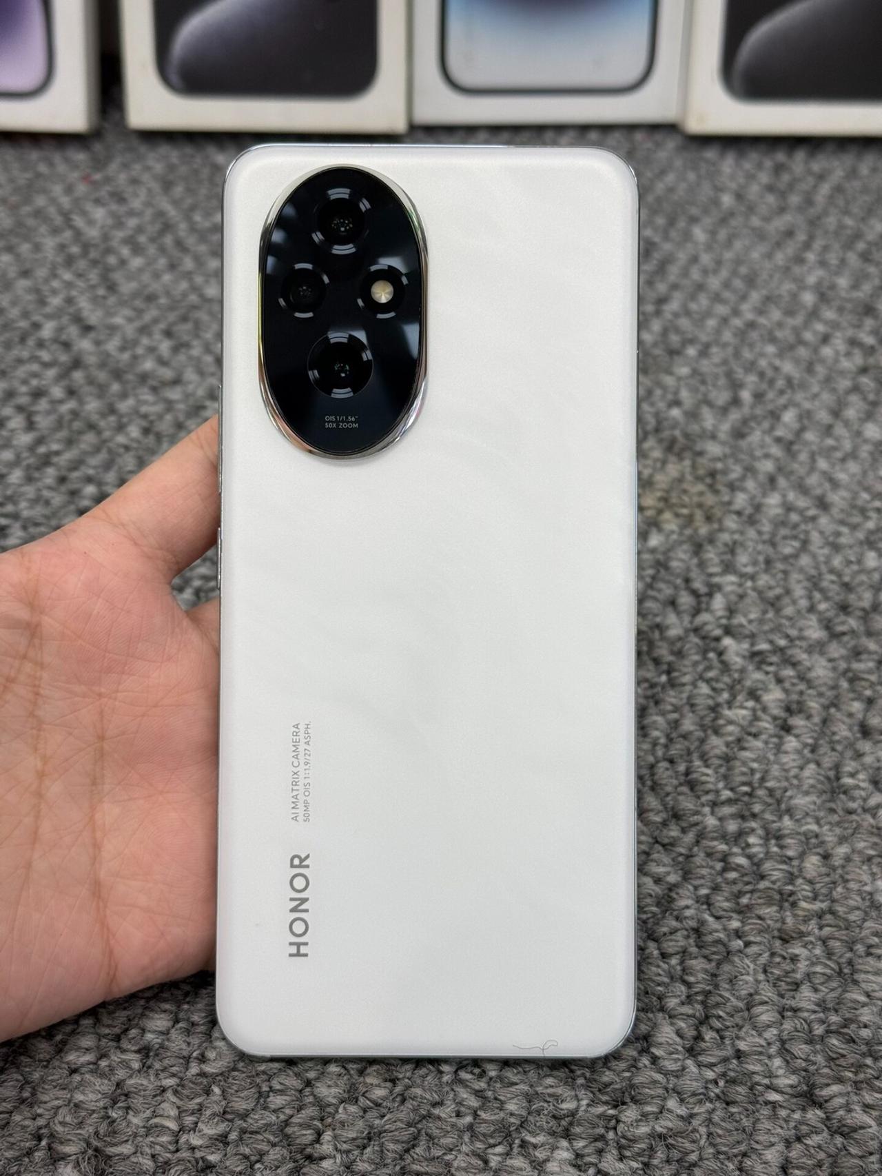 荣耀200这台手机，2026年还有人在用嘛？还流畅嘛你们感觉？这台手机优缺点十分