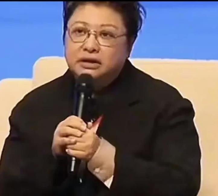 为韩红愿做有风骨的歌者点赞近日，歌手韩红接受节目组采访时表示，今后将永远不再登