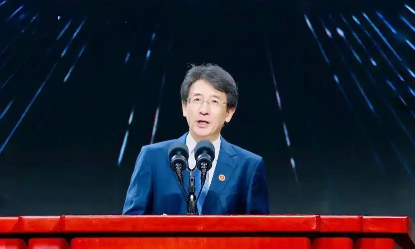 薛其坤没拿2026诺奖，这不等于普通陪跑，也谈不上危险信号。以前西方总拿诺奖给中