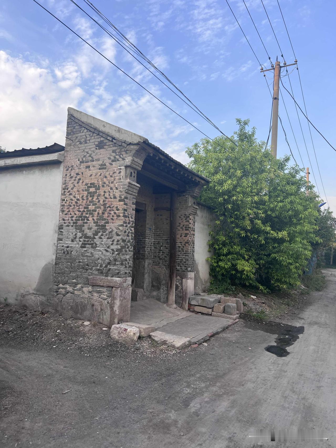 山东滨州滨城区市东街道湾东赵村99号的一户人家，门楼是青砖灰瓦，很有年代感！