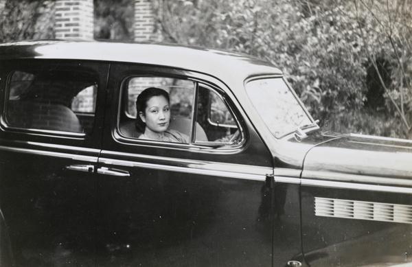 坐在汽车里的女子，重庆，1938年​​​