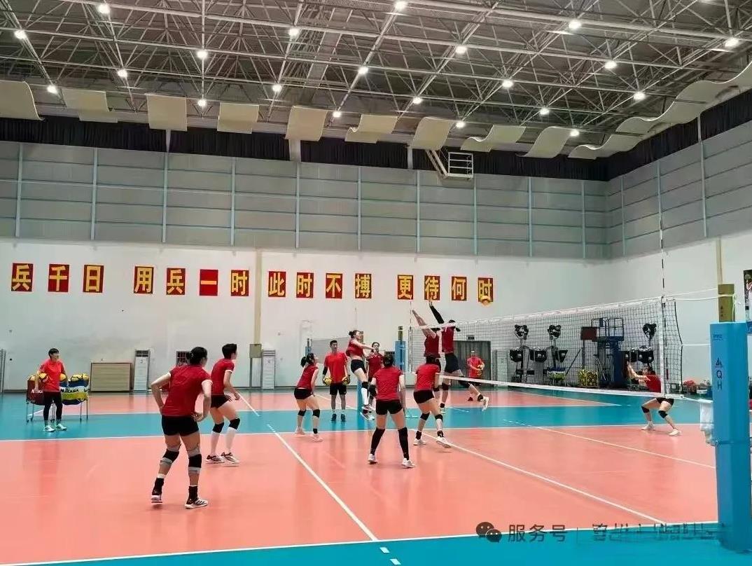 副攻高意跻身中国女排主力阵容，范泊宁改打主攻。漳州排球协会发布中国女排相关内容，