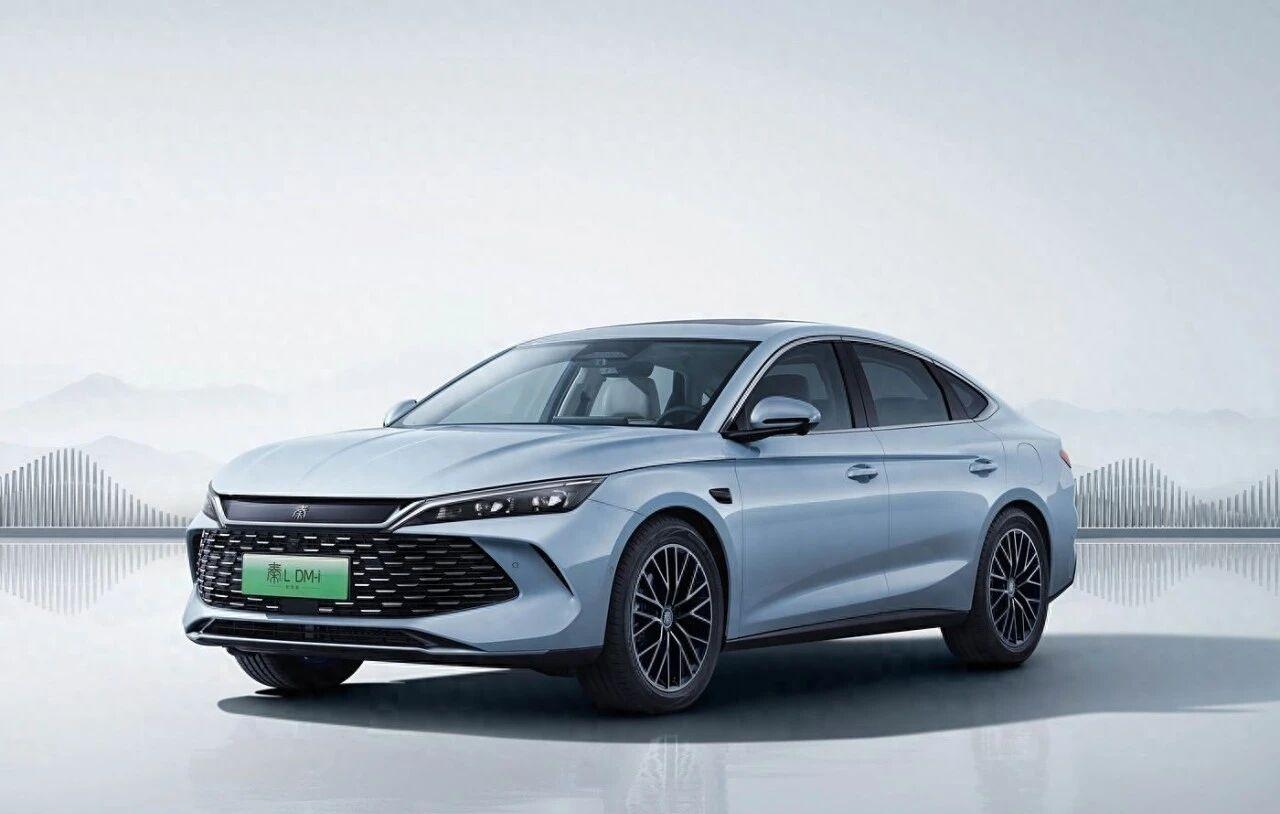2026款比亚迪秦LDM-i是一款主打“超长续航、极致节能和越级智能”的中型插