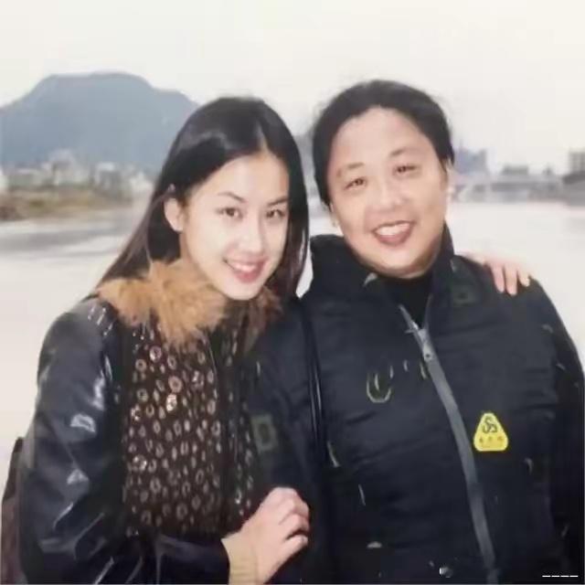 看了黄圣依的近况才知道，为什么她会把自己的一手好牌打成这样。不是因为运气，也不是