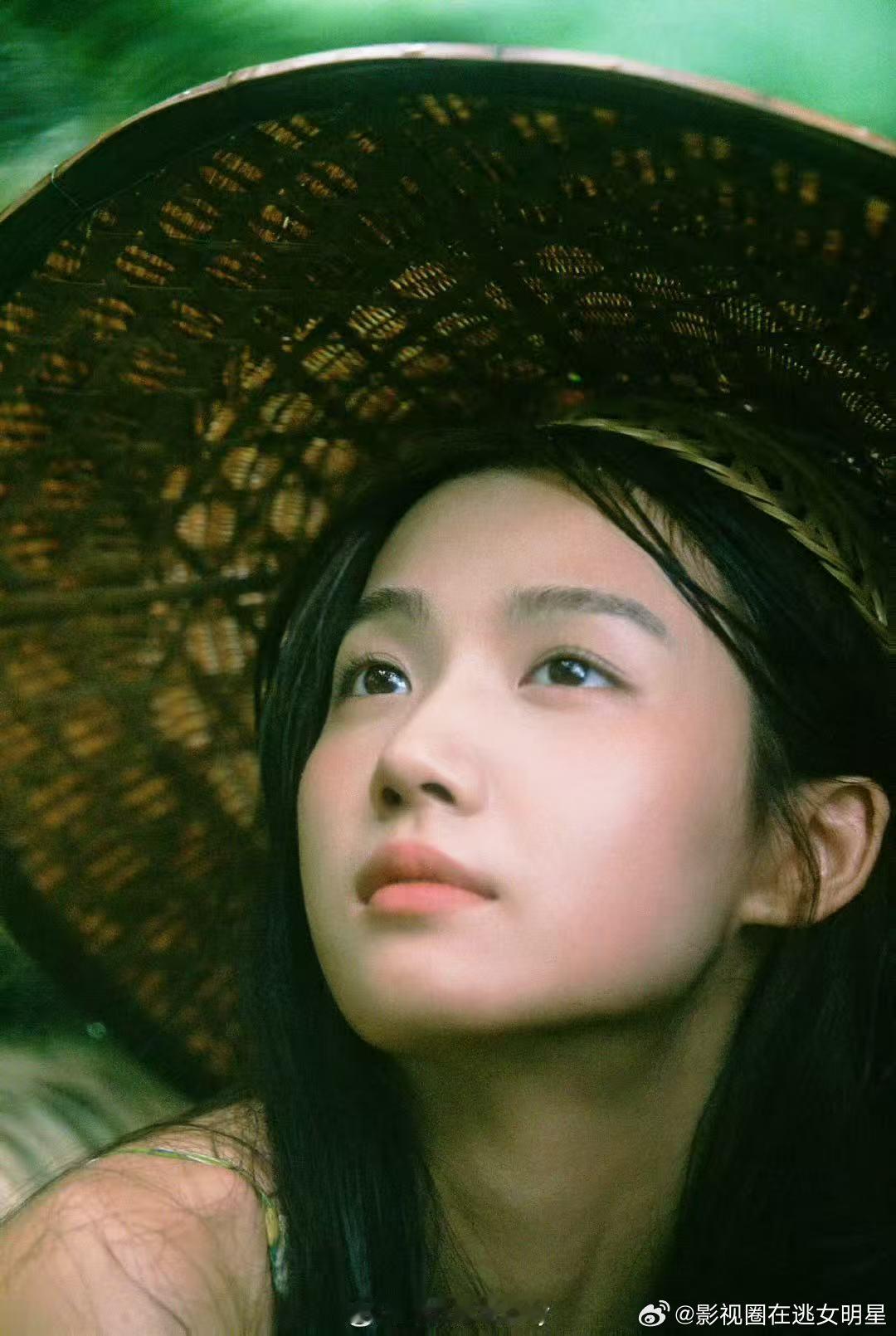 卢昱晓森系生日大片​​​好美好仙儿的噜噜晓～太适合森系了，完全就是森林里的小仙