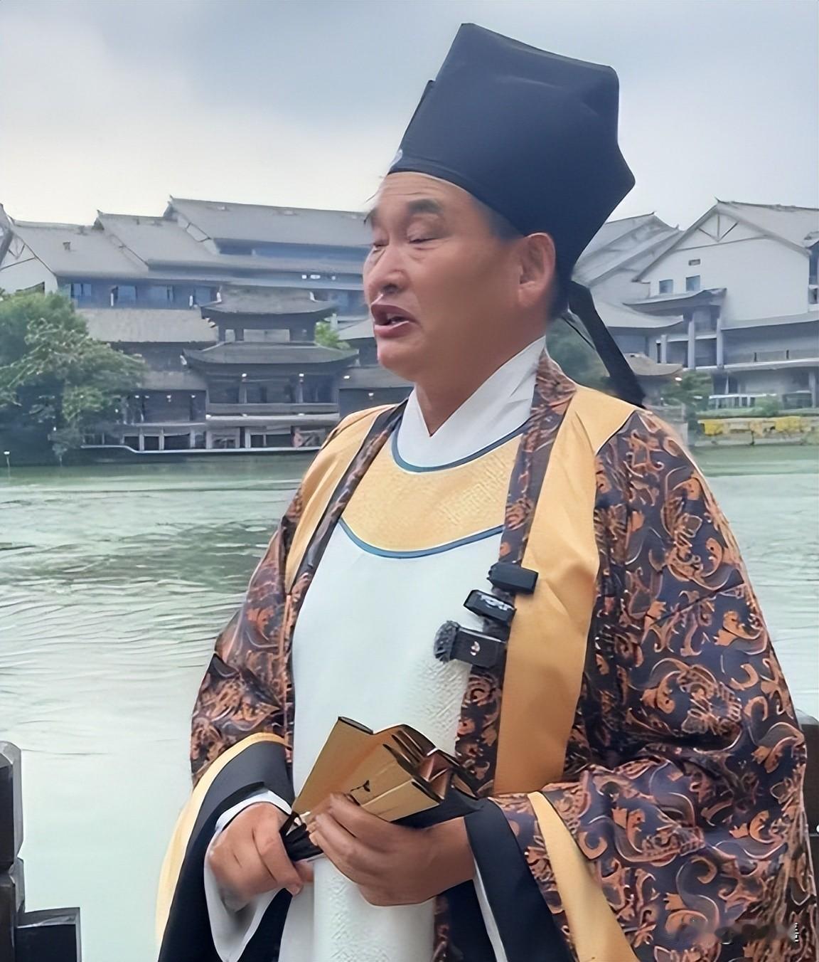 朱之文枣庄穿明代员外戏服唱红歌引热议，当地文旅部门为何沉默不语？近期，朱之