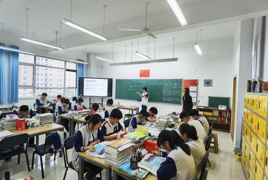 高中历史老师上课说，自己是贫困山区出来的。家里穷得付不起学费，只能读公费师