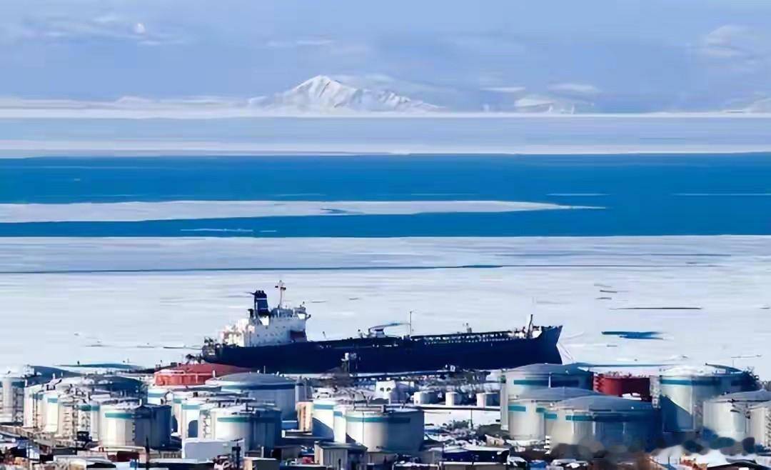 2. 乌克兰承认黑海袭击西方沉默俄罗斯震怒：乌克兰承认用英国升级的“海宝”无人