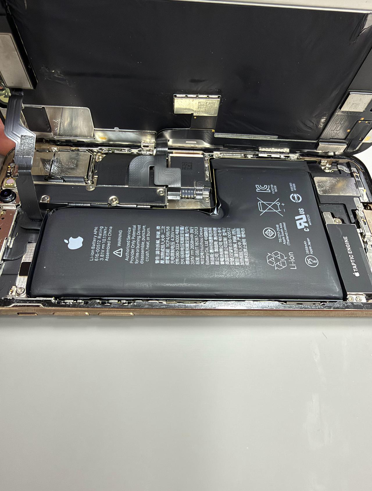 iPhoneXs电池鼓包换个电池，现在用这个手机基本都是姑娘用来拍照，所谓“