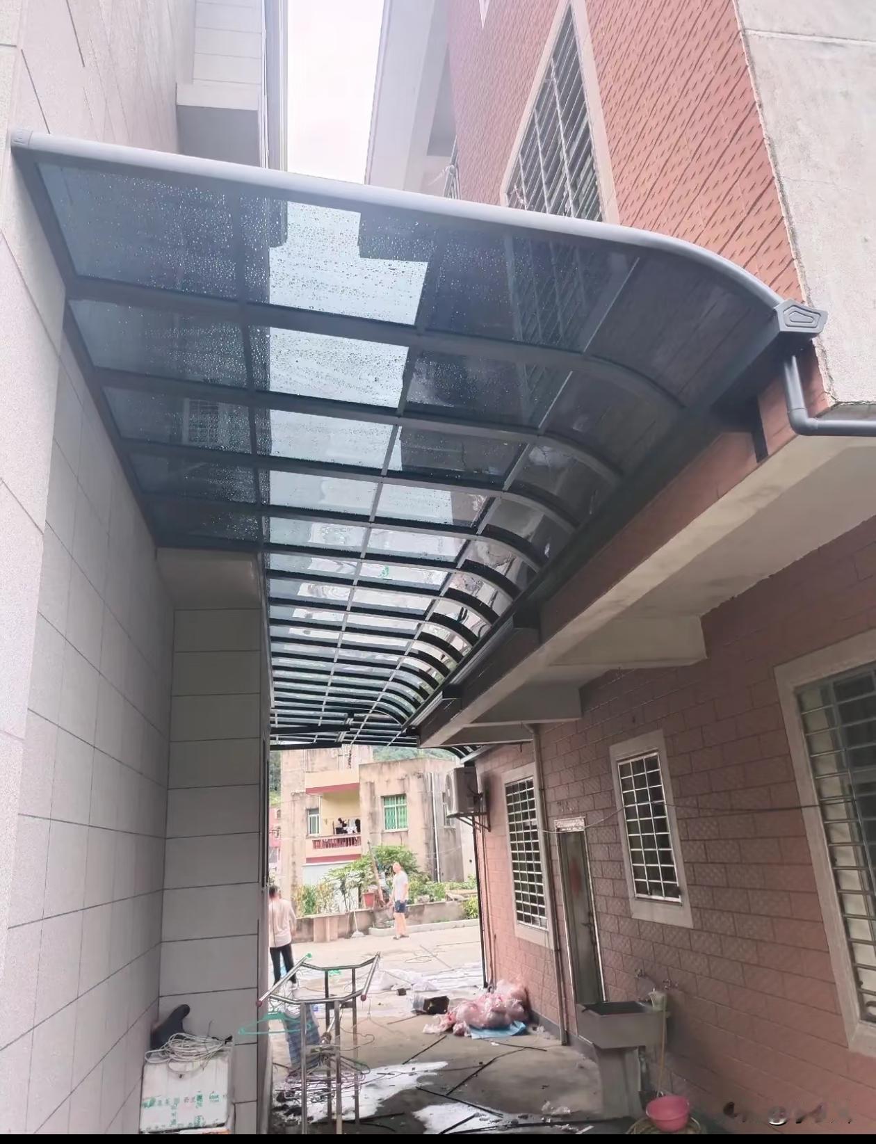 装这个雨棚，邻居是怎么同意的？