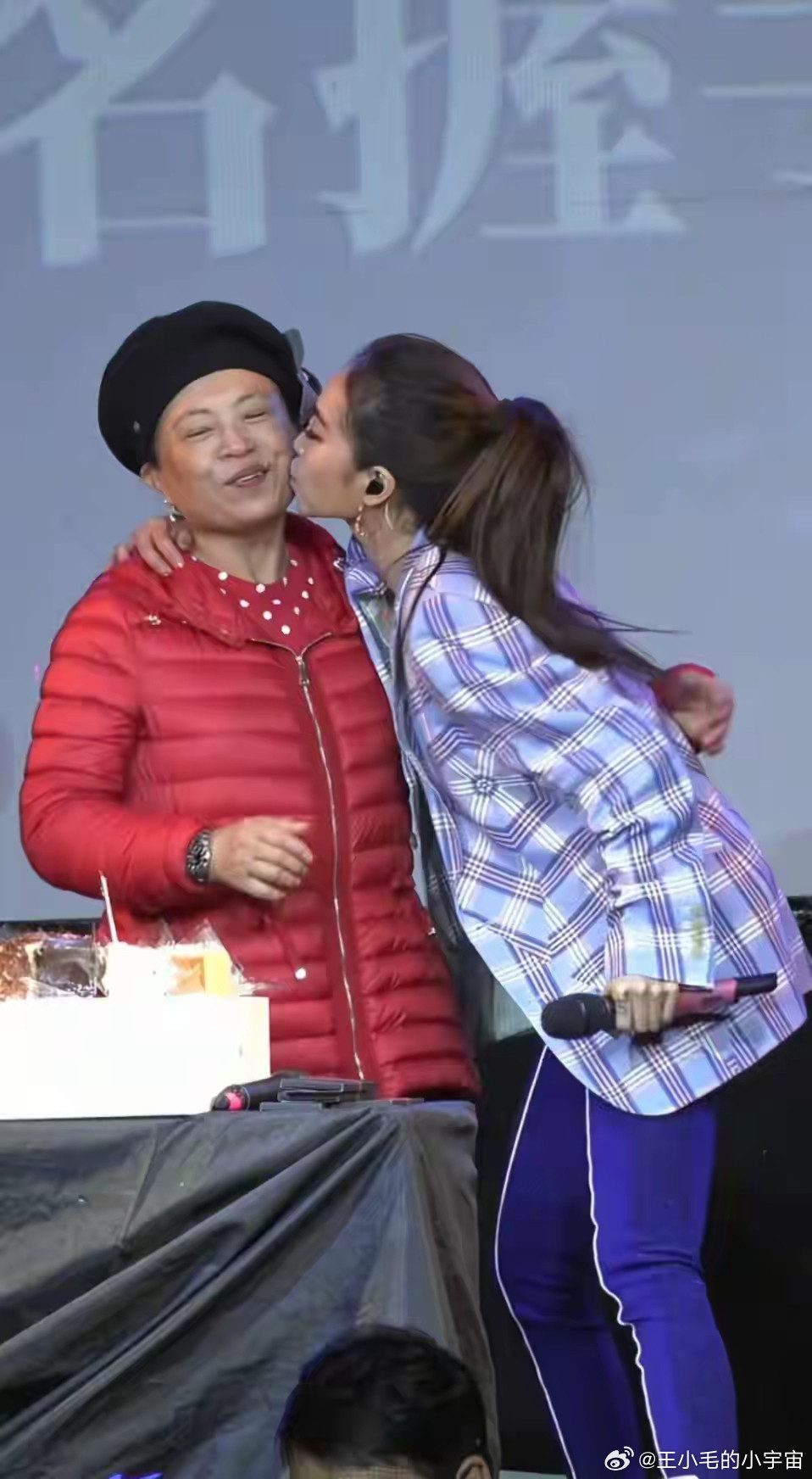 如果不是蔡依林，谁能信阿姨身上穿的是上万的蒙口羽绒服，戴的是几十万的劳力士手表。