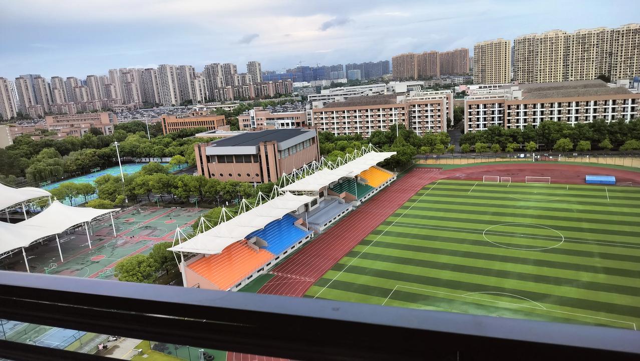 下班的路上买二个馒头一元钱，回家煎二个鸡蛋，晚餐对付过去。中午在公司煮点面条吃，