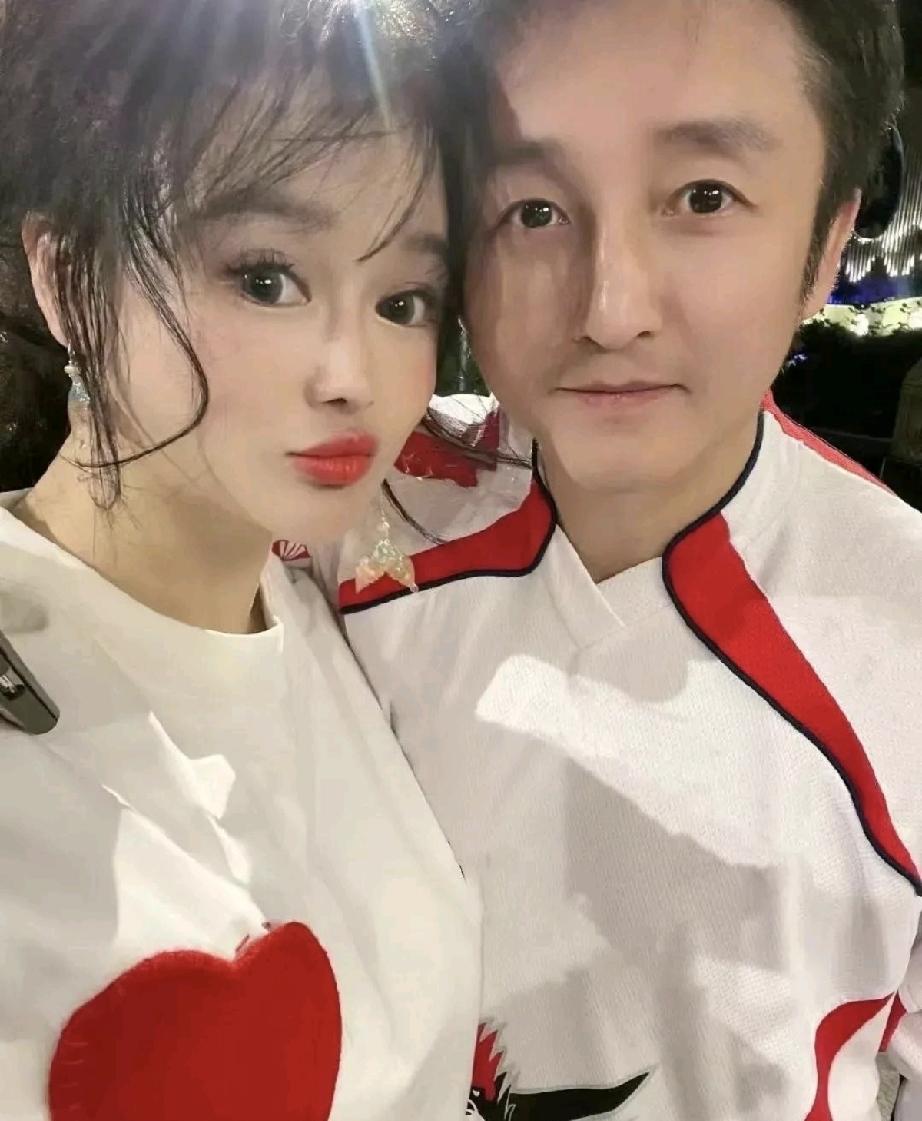 邹市明、冉莹颖夫妇的拍照风格有点非主流。尤其冉莹颖的搞怪表情如同整容失败效果图