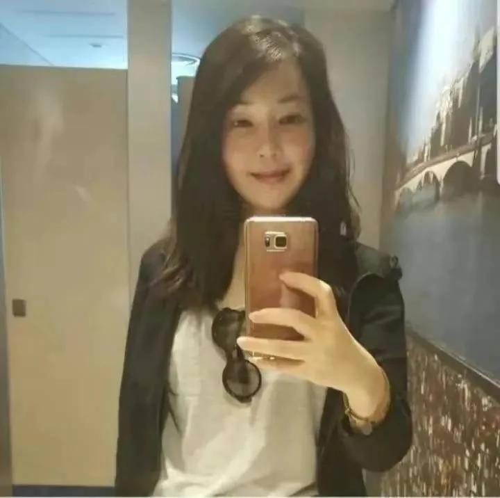 原来金建希自拍时和我们平常人没两样，都是摆最满意的表情拍最想要的照片。她真是爱美