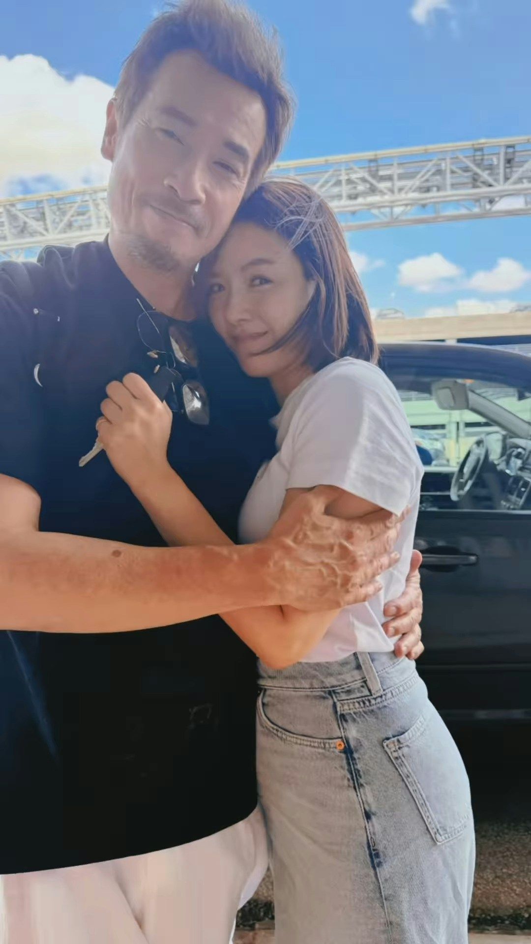 我的天！陈豪陈茵媺一家五口刚搬进月租16万的半山复式豪宅，圣诞合照直接亮瞎眼！1