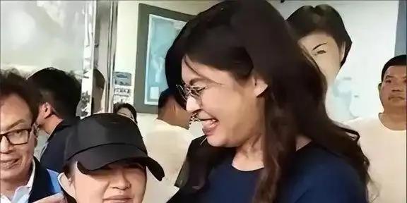 高雄那位扬言“手撕解放军”的台独少女，来大陆一趟后，居然把绿营的底裤都扒