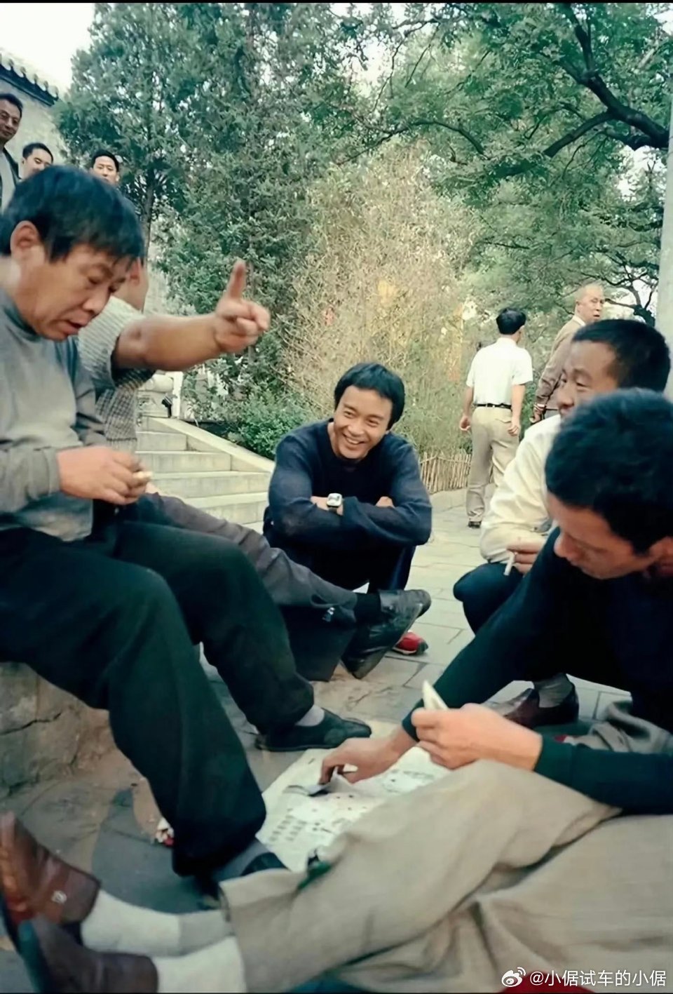 网友爸爸曾在昆明石林偶遇张国荣这个词条，评论区好笑王嘉尔倨能聊