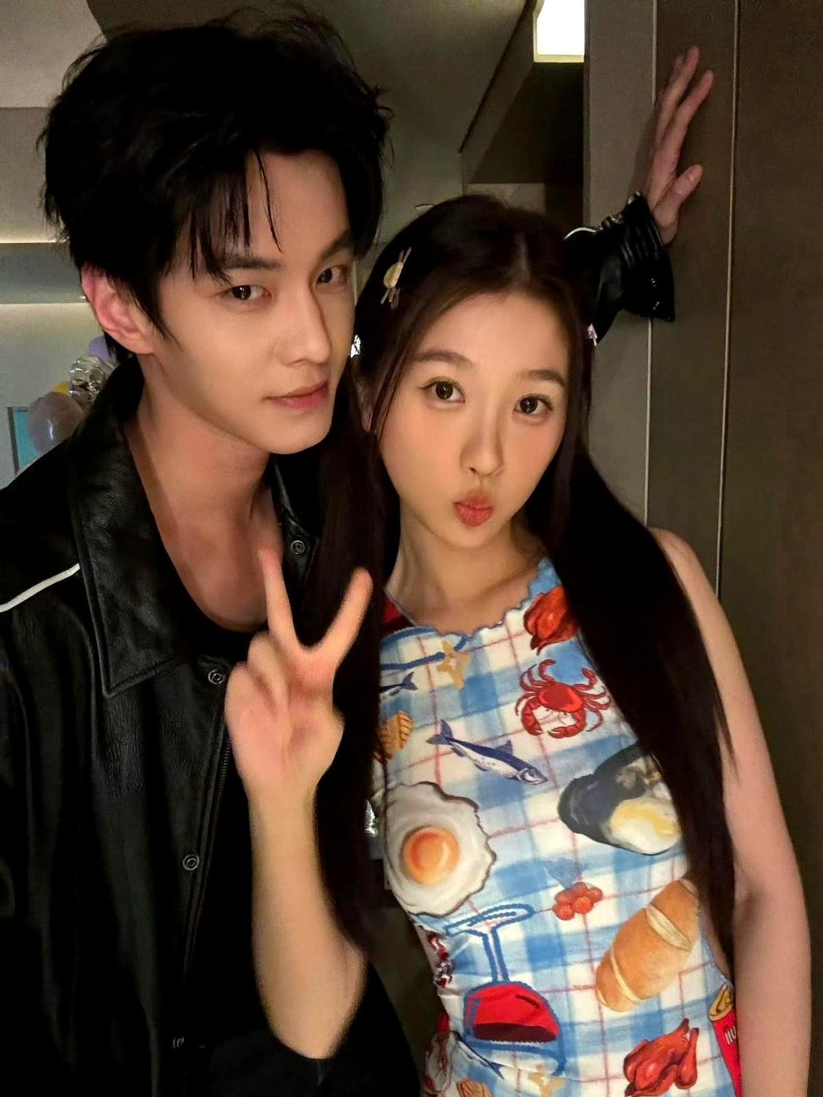 虞书欣《双轨》里这一下，直接把剧干出圈了。帮何与穿衣服，手滑到胯部就一秒，被