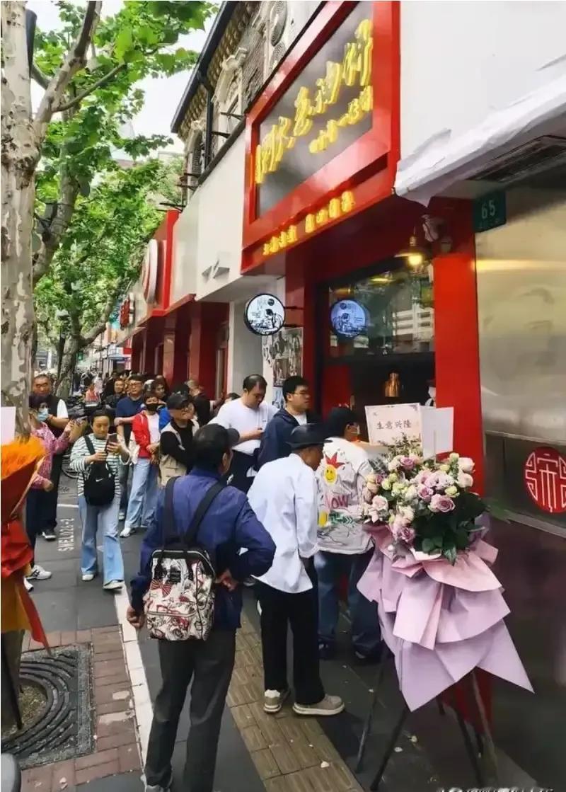 摸着良心说，阿大葱油饼10元一个，贵不贵？上海人应该不会觉得贵，其他地方的人，