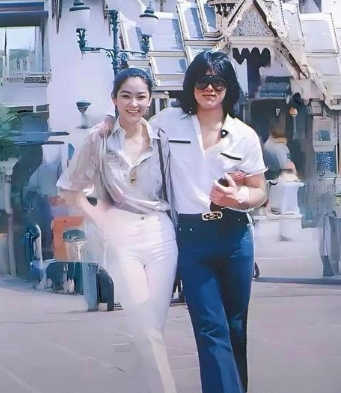 成龙与林青霞25岁时，两人同游泰国的画面​​​