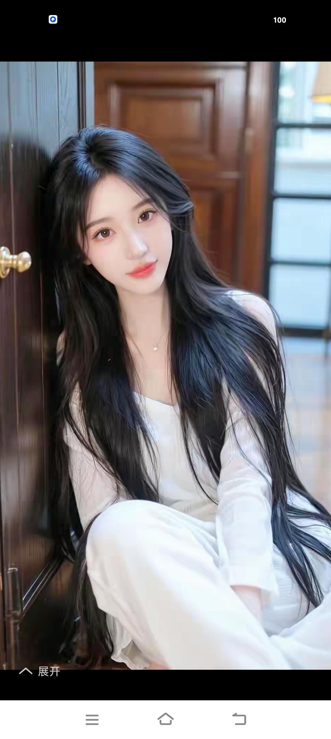 黑发如瀑，玉颜如花。