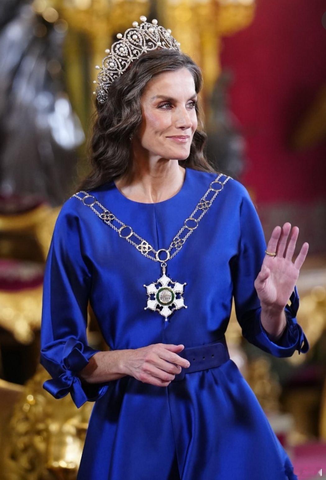 西班牙王室🇪🇸王后娘娘昨晚心情不错，给大家戴了王冠。[爱心][爱心][舔屏