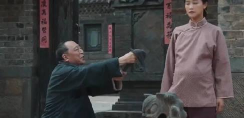 生万物里地主变妻管严？又是帮他吹气，又是给他喂饭，为了讨他开心，把自己的脖子围